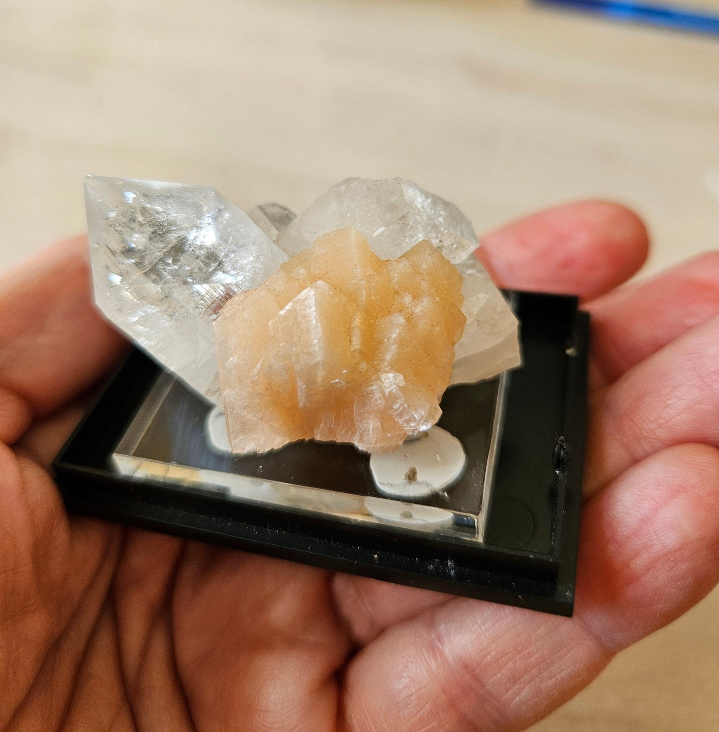 Apophyllit Stilbit, Silbitkristall, Desim Kristall auf Apophyllit Stufe, 48 x 34 x 36 mm, 43,35 Gramm Apophyllite Stilbite