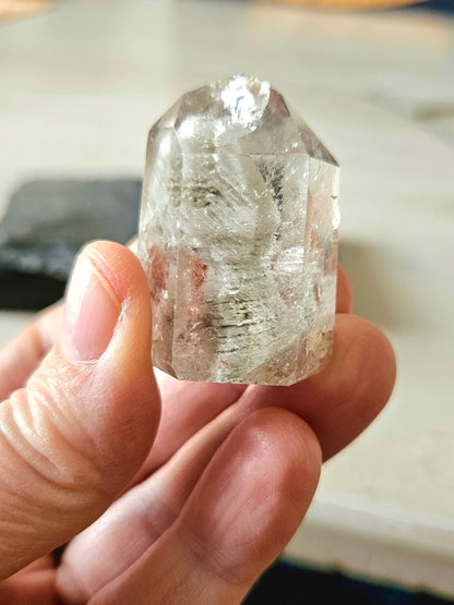 Traumhafter, magischer Phantomquarz, Schamanenstein, Lodolith, Sammlerstein, Kristall im Kristall, Rohstein, 39 x 23 x 22 mm