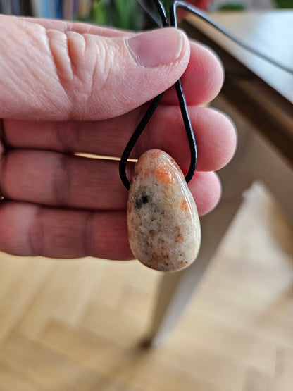 Sonnenstein Anhänger, 30 x 18 x 9 mm, gebohrt, an verstellbarem Lederband