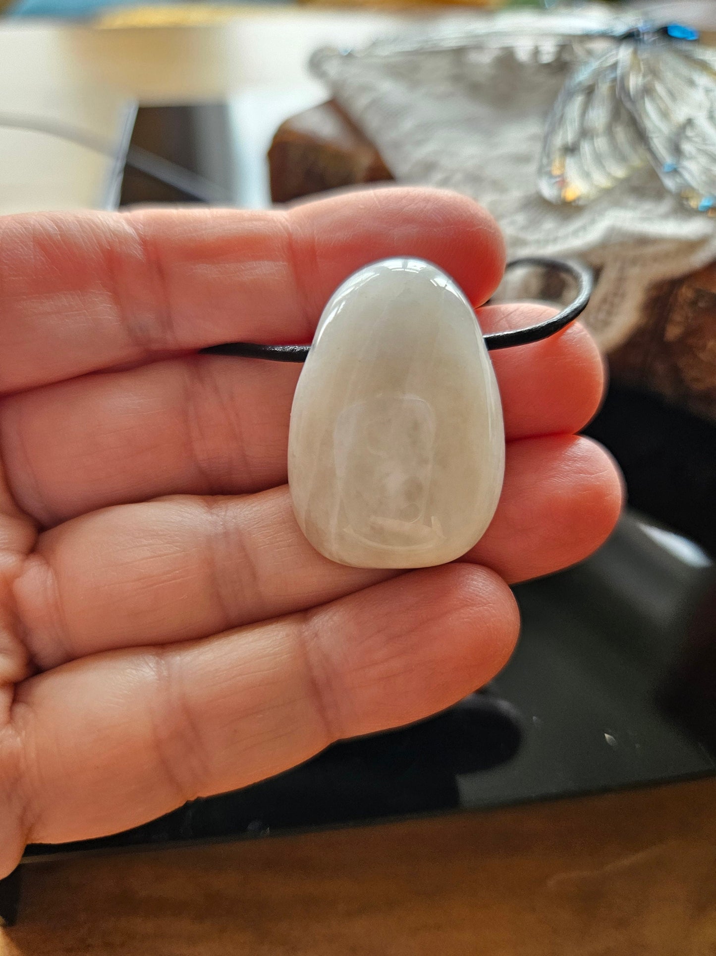 Hochwertiger Mondstein, perlmutt cremeweiß weiß , Anhänger, 30 x 20 x 10 mm, gebohrt, an verstellbarem Lederband