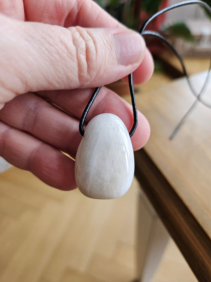 Hochwertiger Mondstein, perlmutt cremeweiß weiß , Anhänger, 30 x 20 x 10 mm, gebohrt, an verstellbarem Lederband