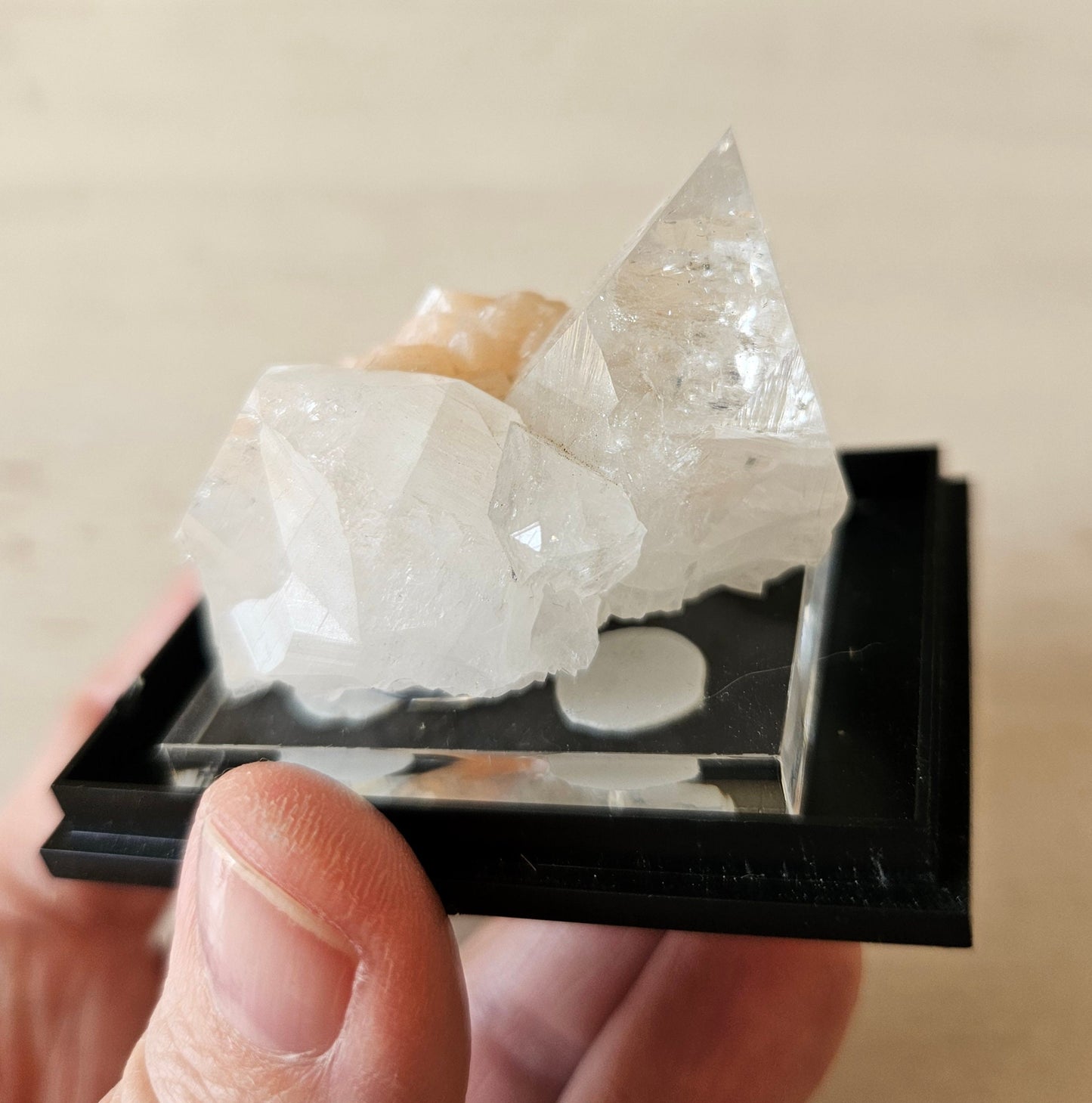 Apophyllit Stilbit, Silbitkristall, Desim Kristall auf Apophyllit Stufe, 48 x 34 x 36 mm, 43,35 Gramm Apophyllite Stilbite