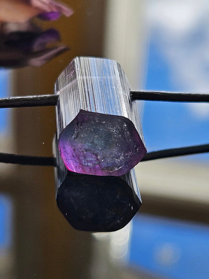 Bezaubernder Bicolor Turmalin rosa violett grau graublau Turmalin, Rubellit Rohstein Stäbchen Anhänger, gebohrt, an verstellbarem Lederband