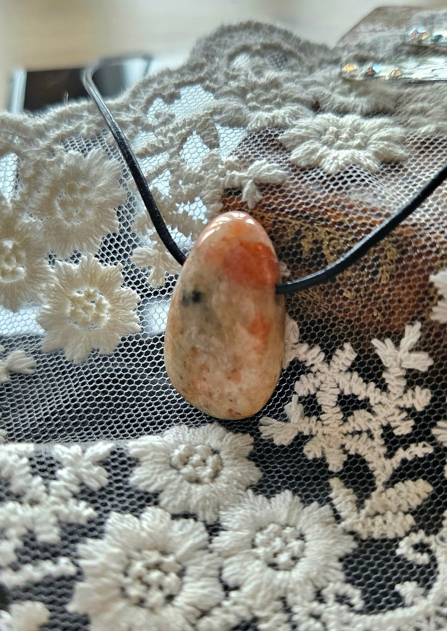 Sonnenstein Anhänger, 30 x 18 x 9 mm, gebohrt, an verstellbarem Lederband