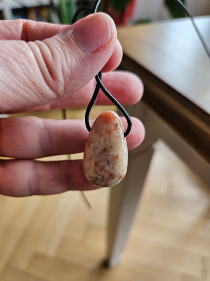 Sonnenstein Anhänger, 30 x 18 x 9 mm, gebohrt, an verstellbarem Lederband