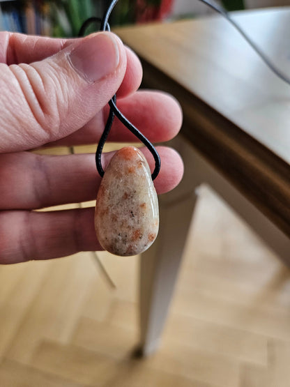 Sonnenstein Anhänger, 30 x 18 x 9 mm, gebohrt, an verstellbarem Lederband