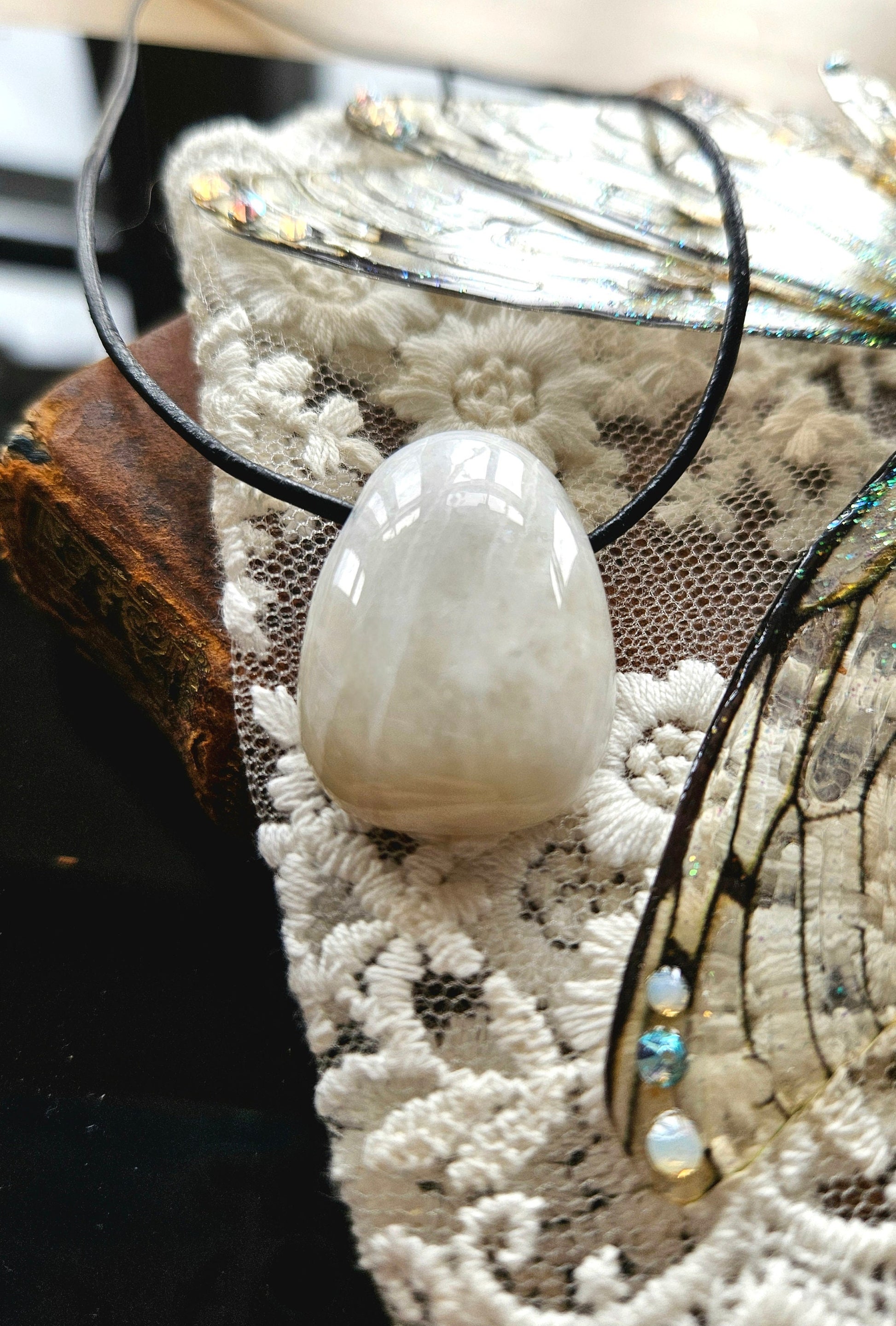 Hochwertiger Mondstein, perlmutt cremeweiß weiß , Anhänger, 30 x 20 x 10 mm, gebohrt, an verstellbarem Lederband