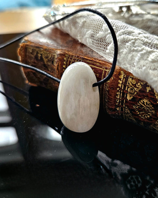 Hochwertiger Mondstein, perlmutt cremeweiß weiß , Anhänger, 30 x 20 x 10 mm, gebohrt, an verstellbarem Lederband