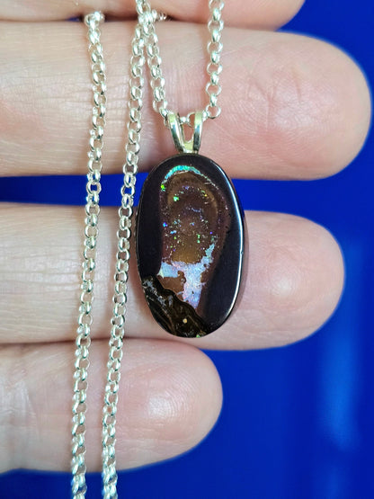 Boulder Opal "Live and Peace", Anhänger, an 925er SilberÖse, an 925er Silber Erbskette, Yowah Koroit Opal
