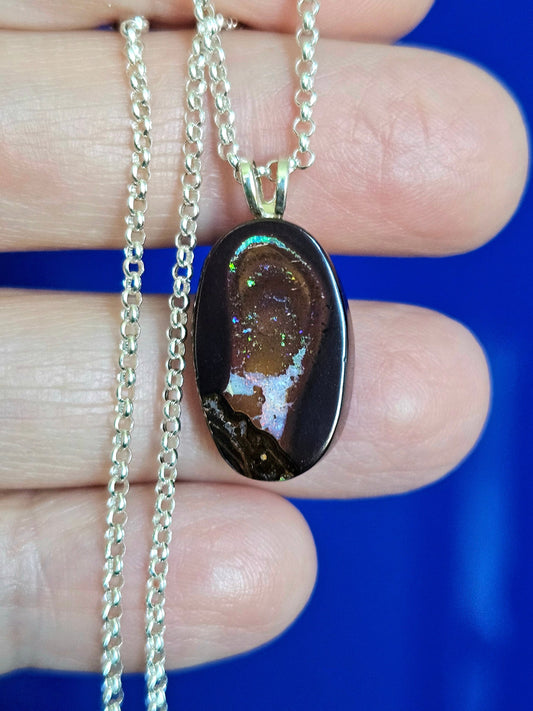 Boulder Opal "Live and Peace", Anhänger, an 925er SilberÖse, an 925er Silber Erbskette, Yowah Koroit Opal