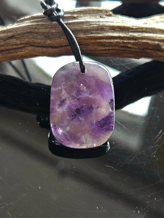 Amethyst Anhänger, Kristall Amethyst, 30 x 23 x 5 mm, an verstellbarem Lederband