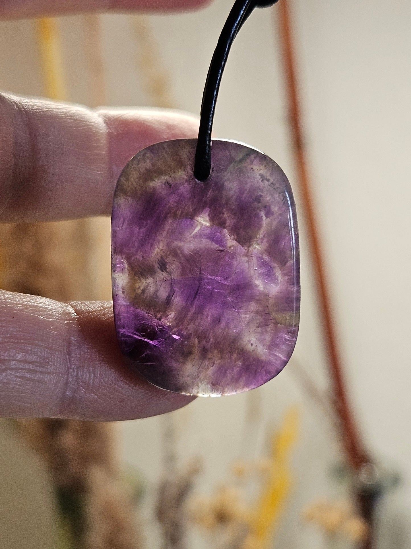 Amethyst Anhänger, Kristall Amethyst, 30 x 23 x 5 mm, an verstellbarem Lederband