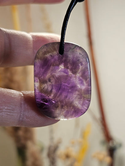 Amethyst Anhänger, Kristall Amethyst, 30 x 23 x 5 mm, an verstellbarem Lederband