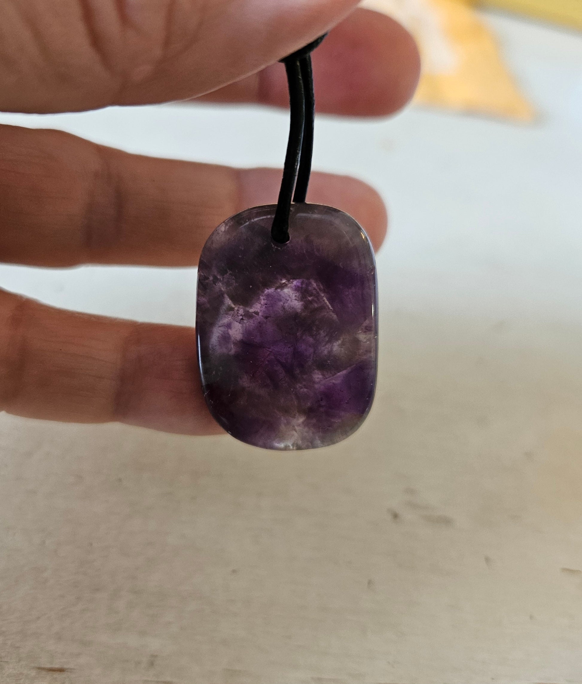 Amethyst Anhänger, Kristall Amethyst, 30 x 23 x 5 mm, an verstellbarem Lederband