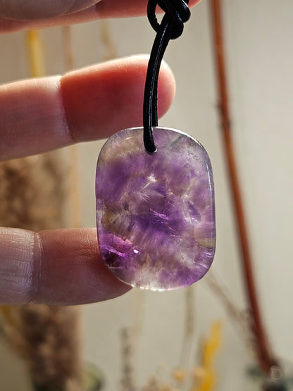 Amethyst Anhänger, Kristall Amethyst, 30 x 23 x 5 mm, an verstellbarem Lederband