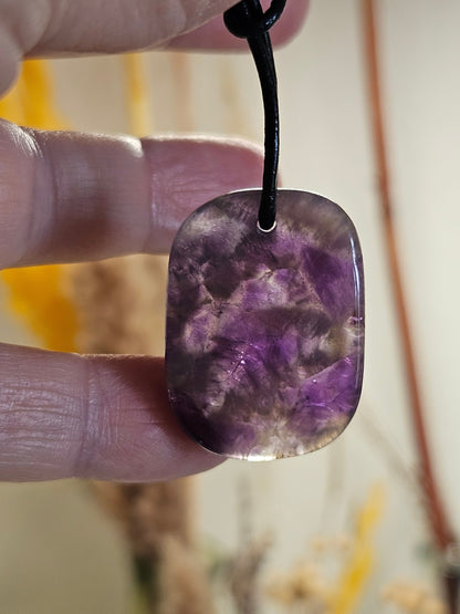 Amethyst Anhänger, Kristall Amethyst, 30 x 23 x 5 mm, an verstellbarem Lederband