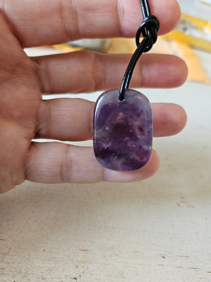 Amethyst Anhänger, Kristall Amethyst, 30 x 23 x 5 mm, an verstellbarem Lederband
