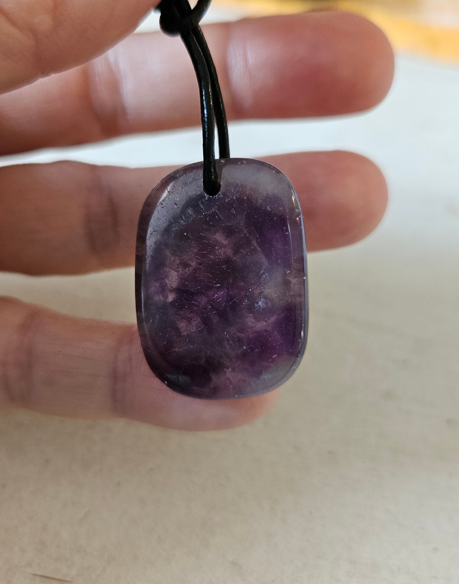 Amethyst Anhänger, Kristall Amethyst, 30 x 23 x 5 mm, an verstellbarem Lederband