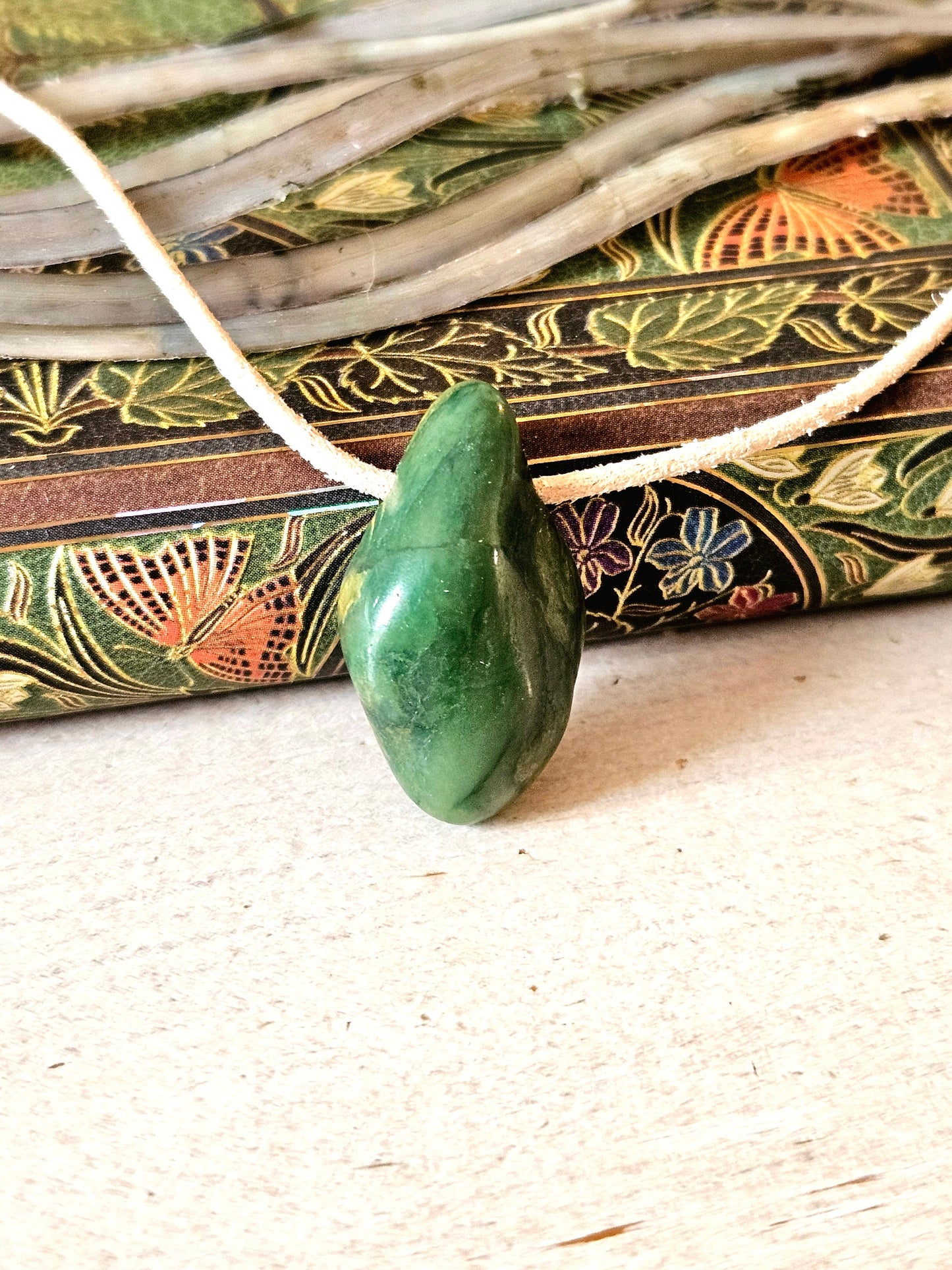 Budstone Prasem, Anhänger, 30 x 18 x 10 mm, gebohrt, an verstellbarem Lederband