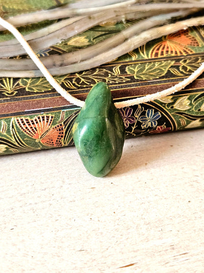 Budstone Prasem, Anhänger, 30 x 18 x 10 mm, gebohrt, an verstellbarem Lederband