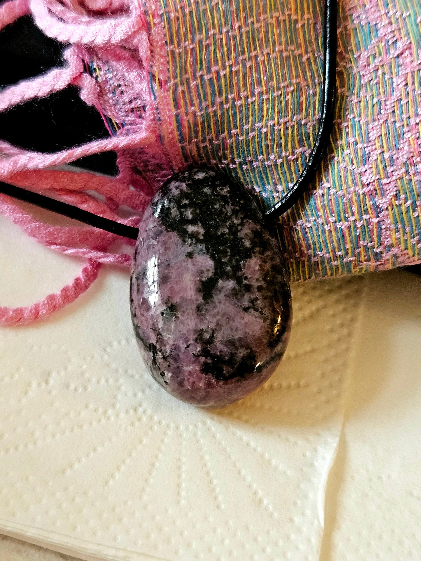 Hübscher Rhodonit, Anhänger, 30 x 19 x 10 mm, gebohrt, an verstellbarem Lederband