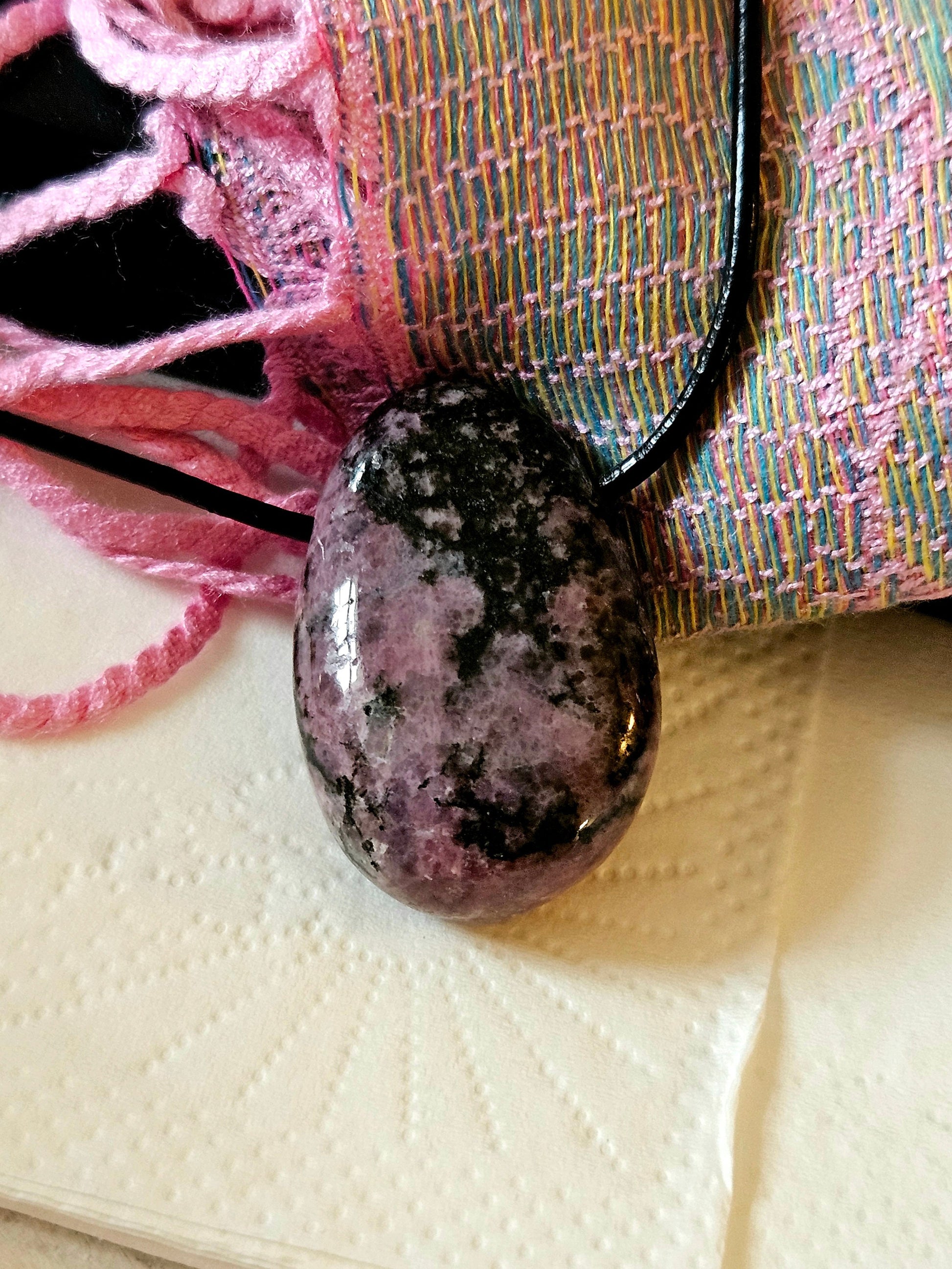 Hübscher Rhodonit, Anhänger, 30 x 19 x 10 mm, gebohrt, an verstellbarem Lederband