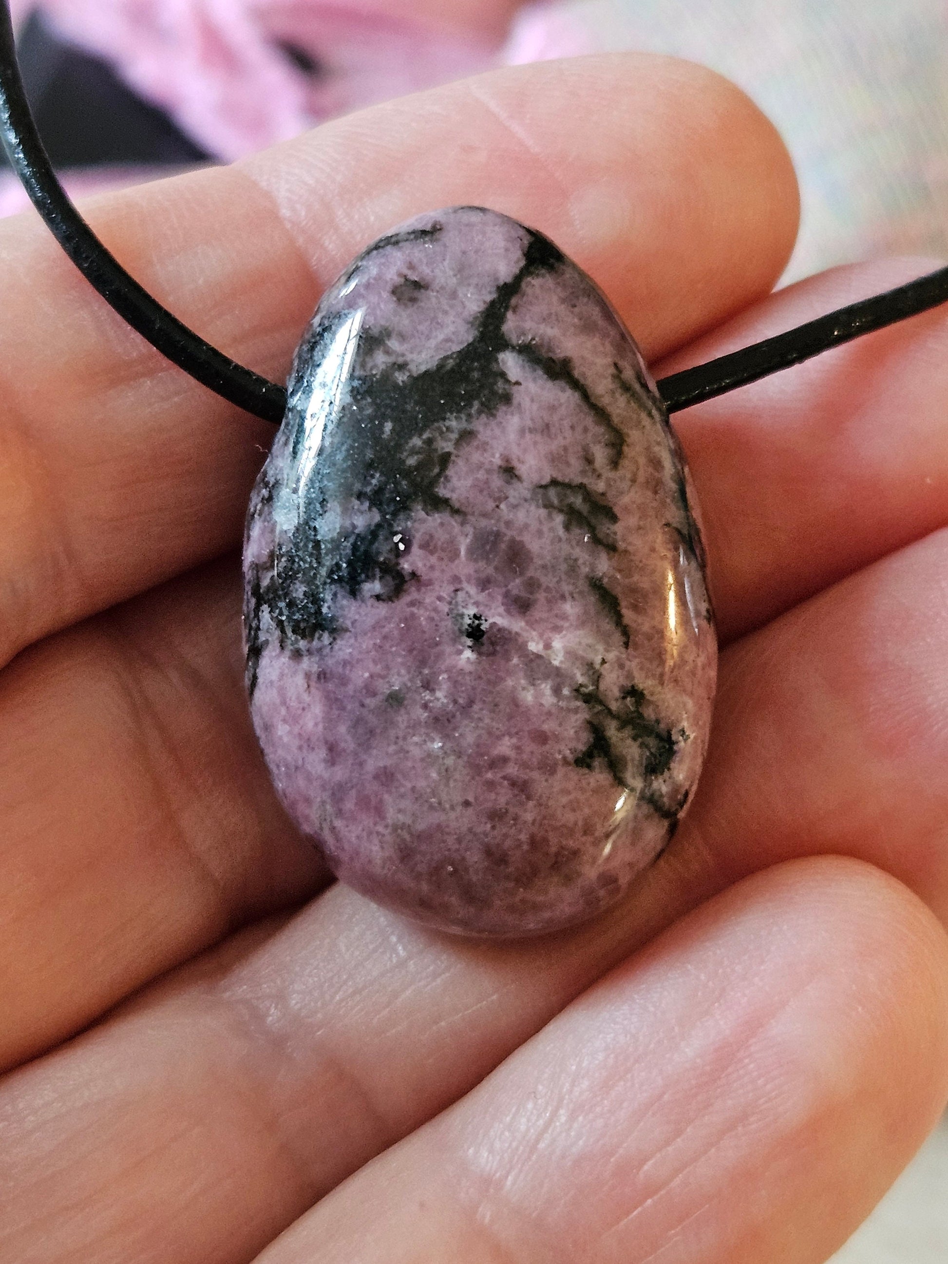 Hübscher Rhodonit, Anhänger, 30 x 19 x 10 mm, gebohrt, an verstellbarem Lederband