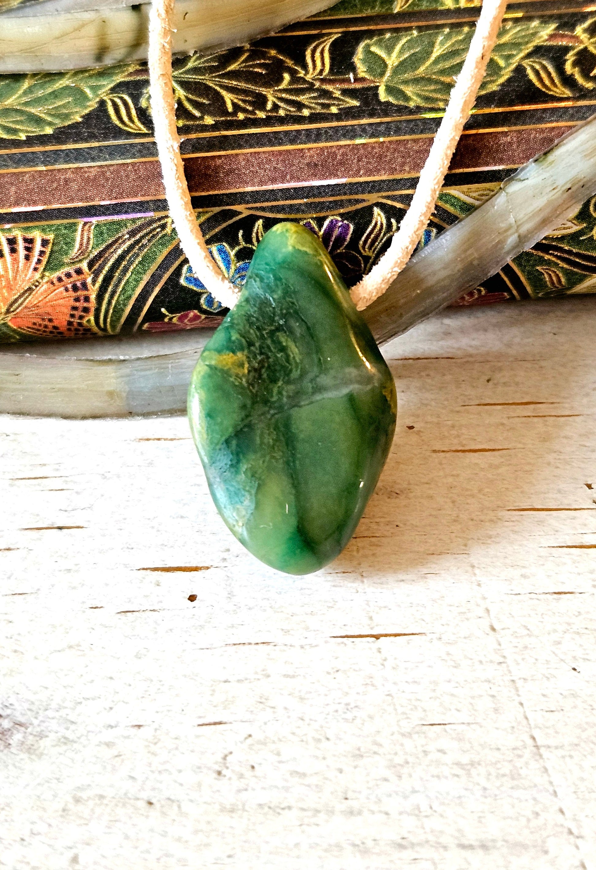 Budstone Prasem, Anhänger, 30 x 18 x 10 mm, gebohrt, an verstellbarem Lederband