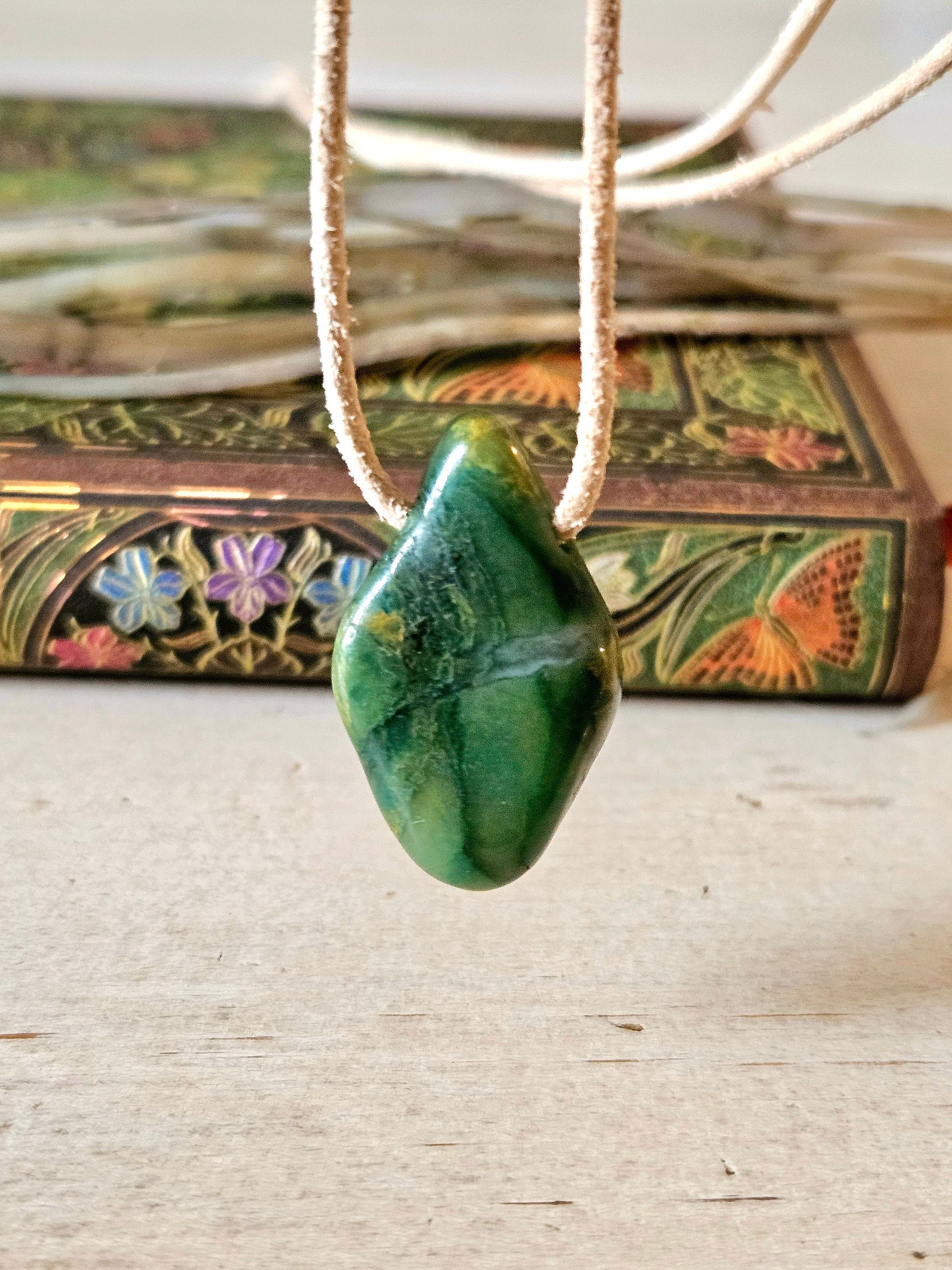 Budstone Prasem, Anhänger, 30 x 18 x 10 mm, gebohrt, an verstellbarem Lederband