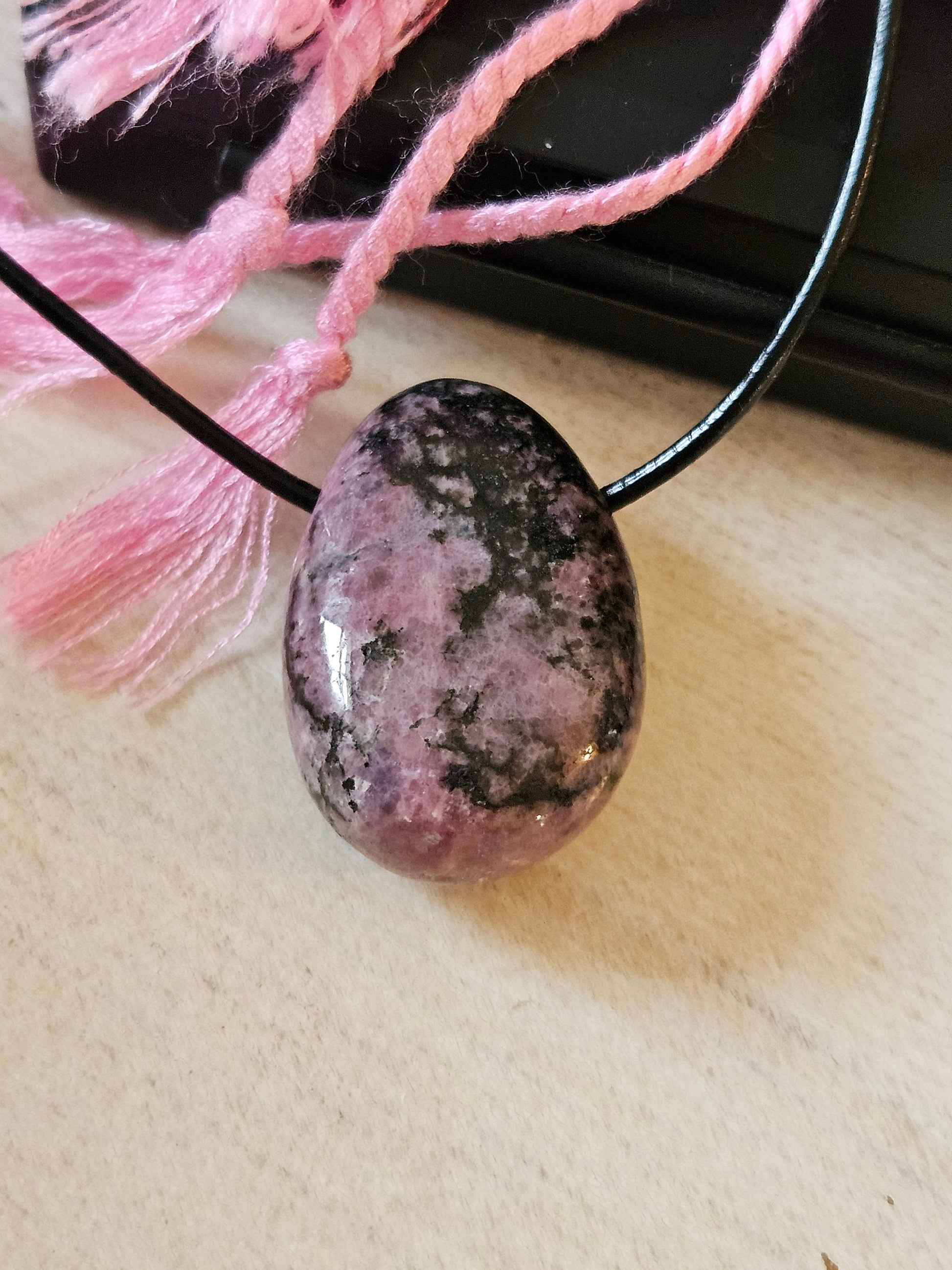 Hübscher Rhodonit, Anhänger, 30 x 19 x 10 mm, gebohrt, an verstellbarem Lederband