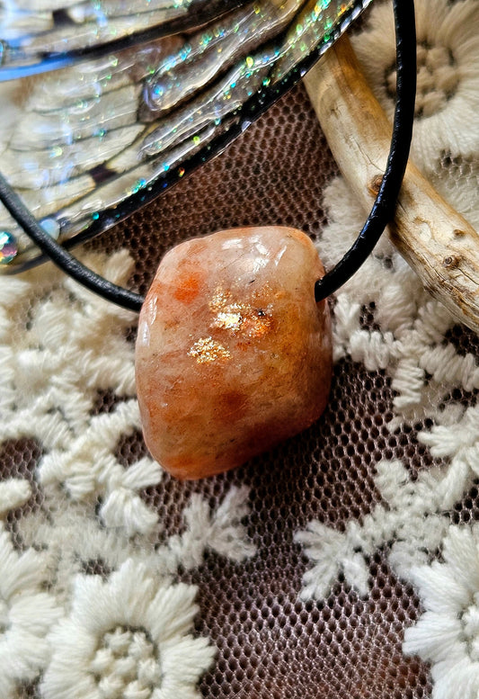 Sonnenstein Anhänger, 28 x 18 x 15 mm, gebohrt, an verstellbarem Lederband