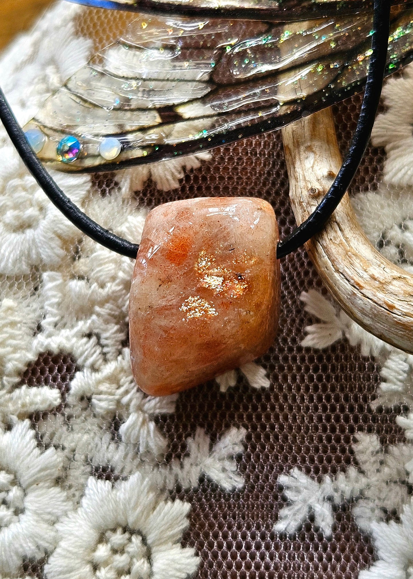 Sonnenstein Anhänger, 28 x 18 x 15 mm, gebohrt, an verstellbarem Lederband