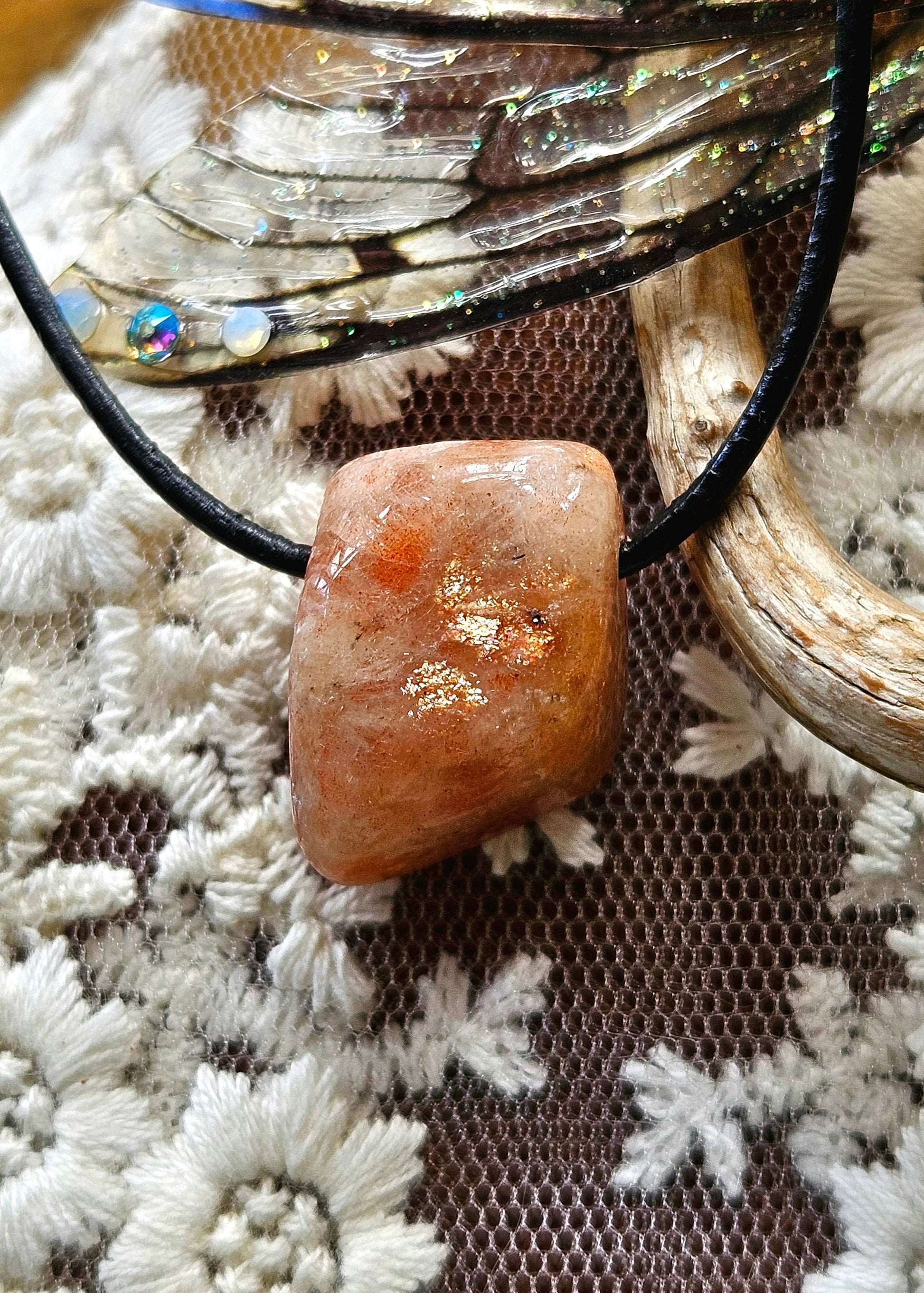 Sonnenstein Anhänger, 28 x 18 x 15 mm, gebohrt, an verstellbarem Lederband