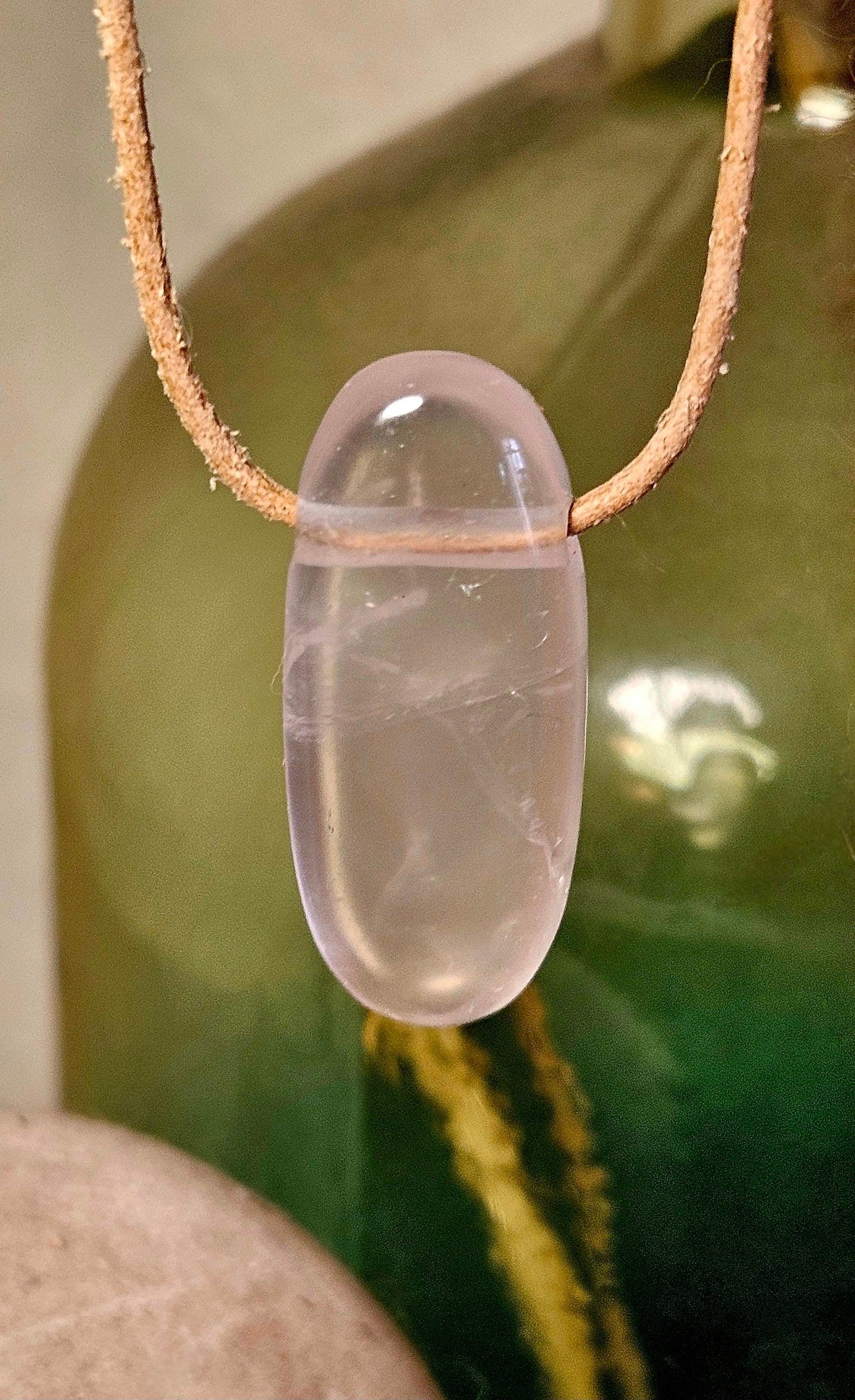 Rosenquarz Anhänger, 40 x 15 x 10 mm, gebohrt, an verstellbarem Lederband