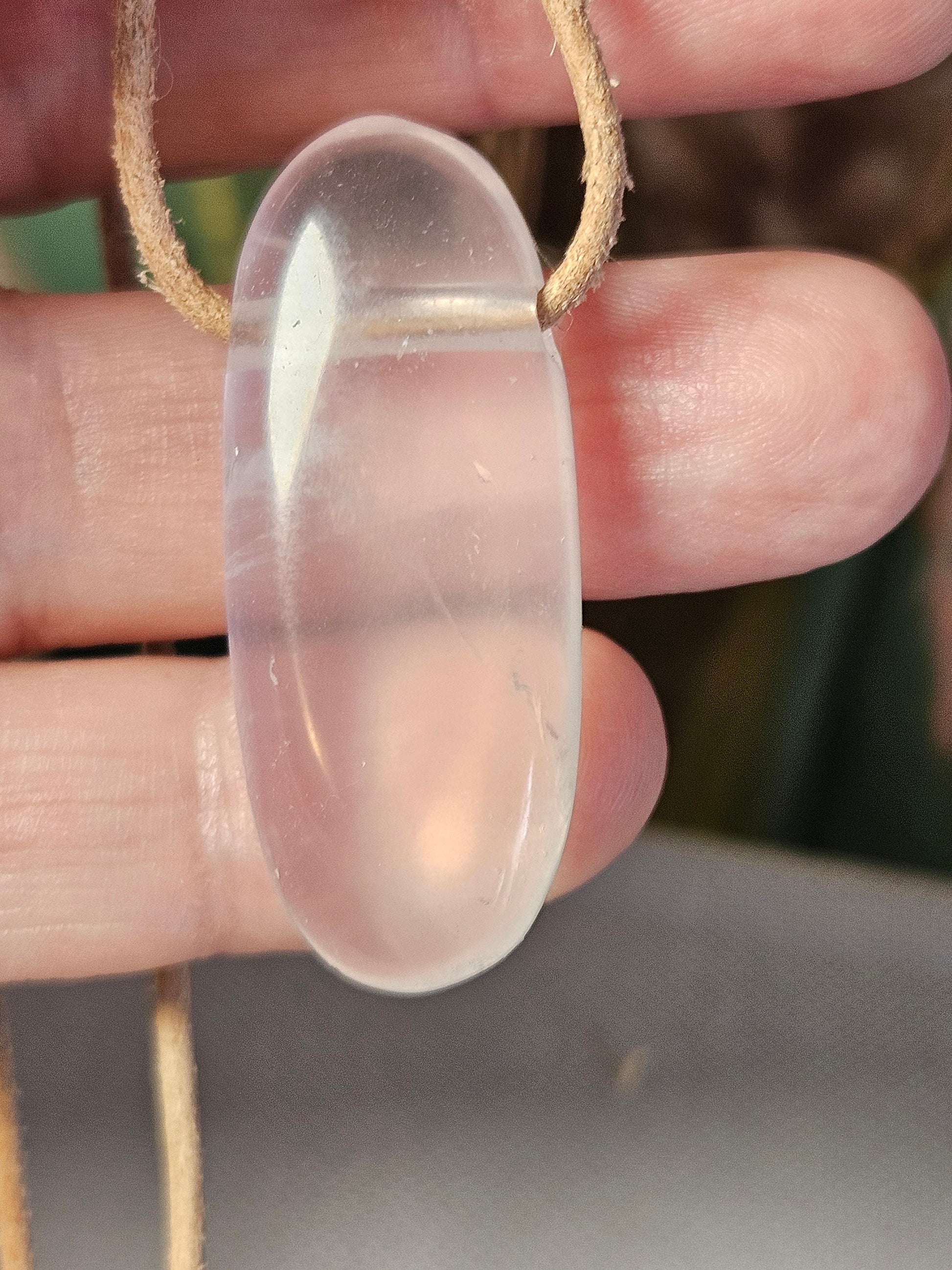 Rosenquarz Anhänger, 40 x 15 x 10 mm, gebohrt, an verstellbarem Lederband