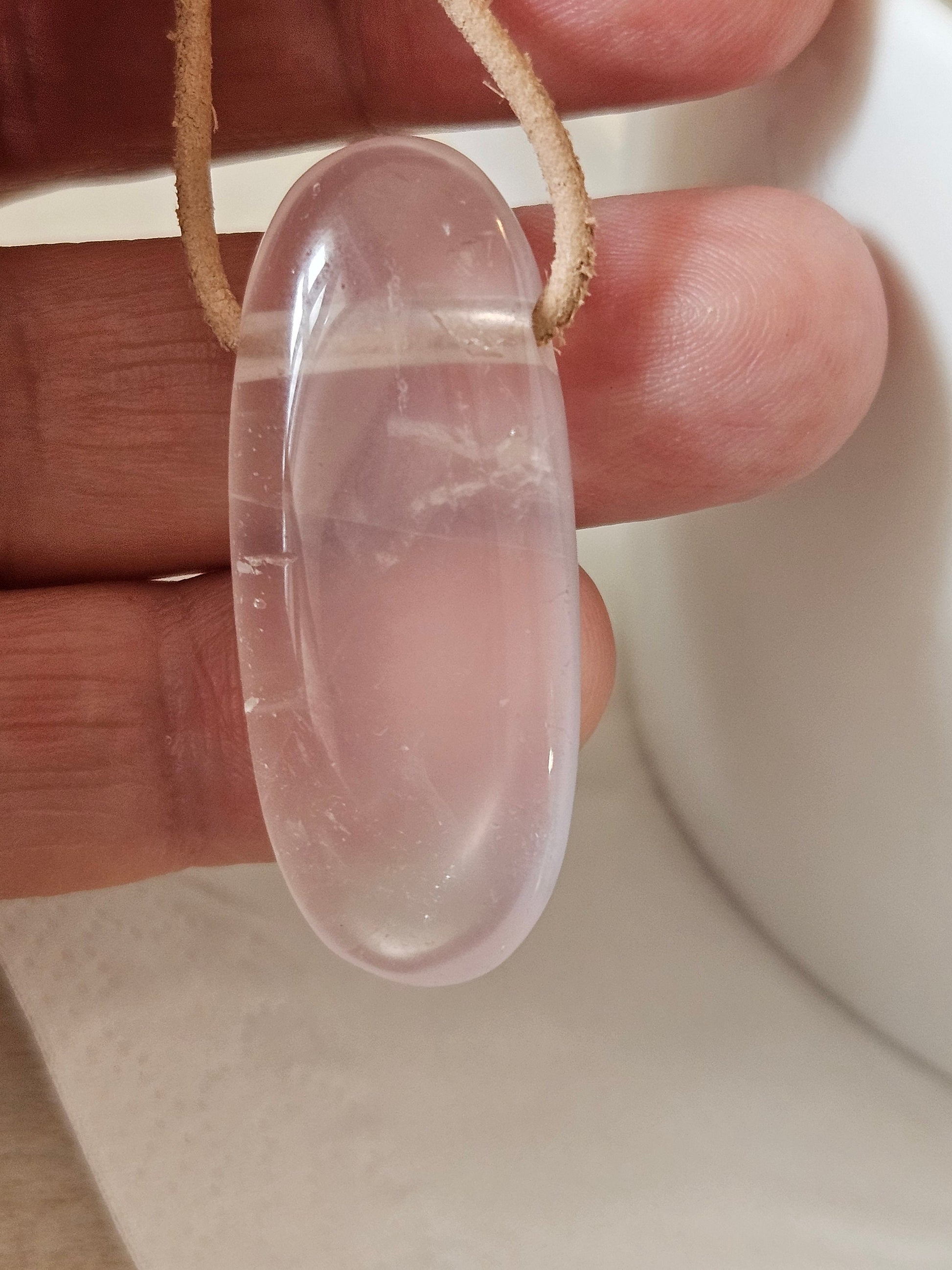 Rosenquarz Anhänger, 40 x 15 x 10 mm, gebohrt, an verstellbarem Lederband