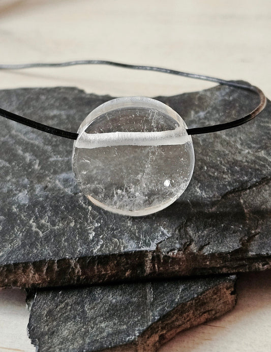 Bergkristall Anhänger Scheibe , 25 x 25 x 8 mm, gebohrt, an verstellbarem Lederband