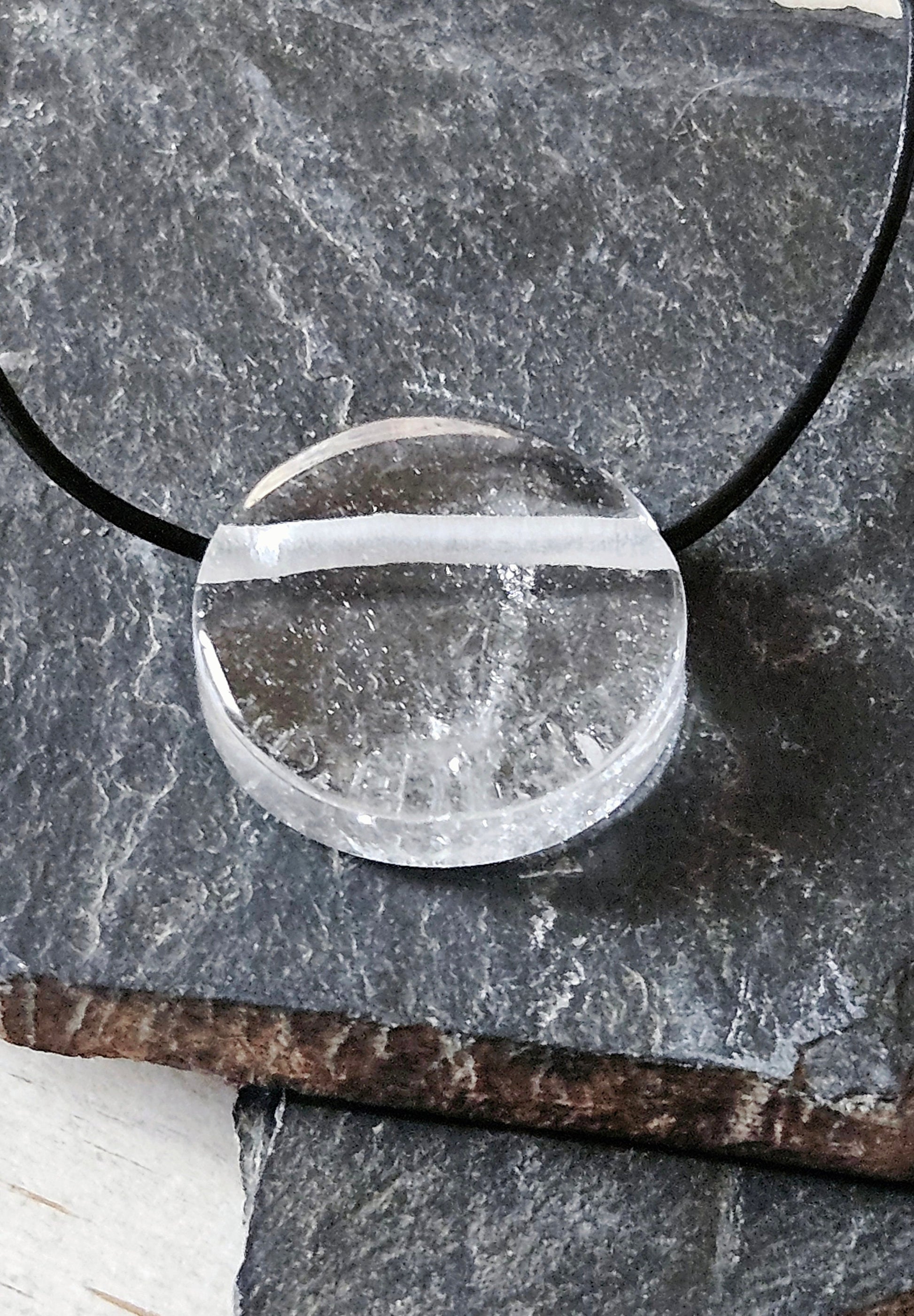 Bergkristall Anhänger Scheibe , 25 x 25 x 8 mm, gebohrt, an verstellbarem Lederband