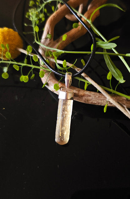 Imperial Topas Rohstein Kristall goldfarben Anhänger, 33 x 8 x 6 mm, an 925er Silber Öse, an verstellbarem Lederband