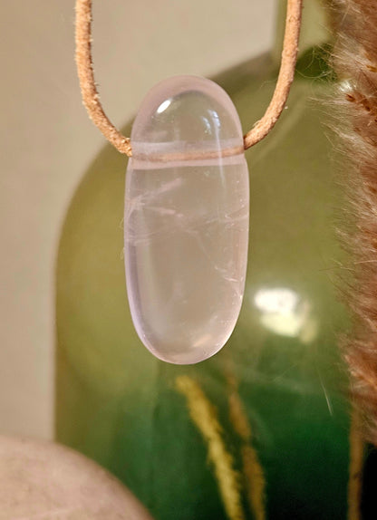 Rosenquarz Anhänger, 40 x 15 x 10 mm, gebohrt, an verstellbarem Lederband