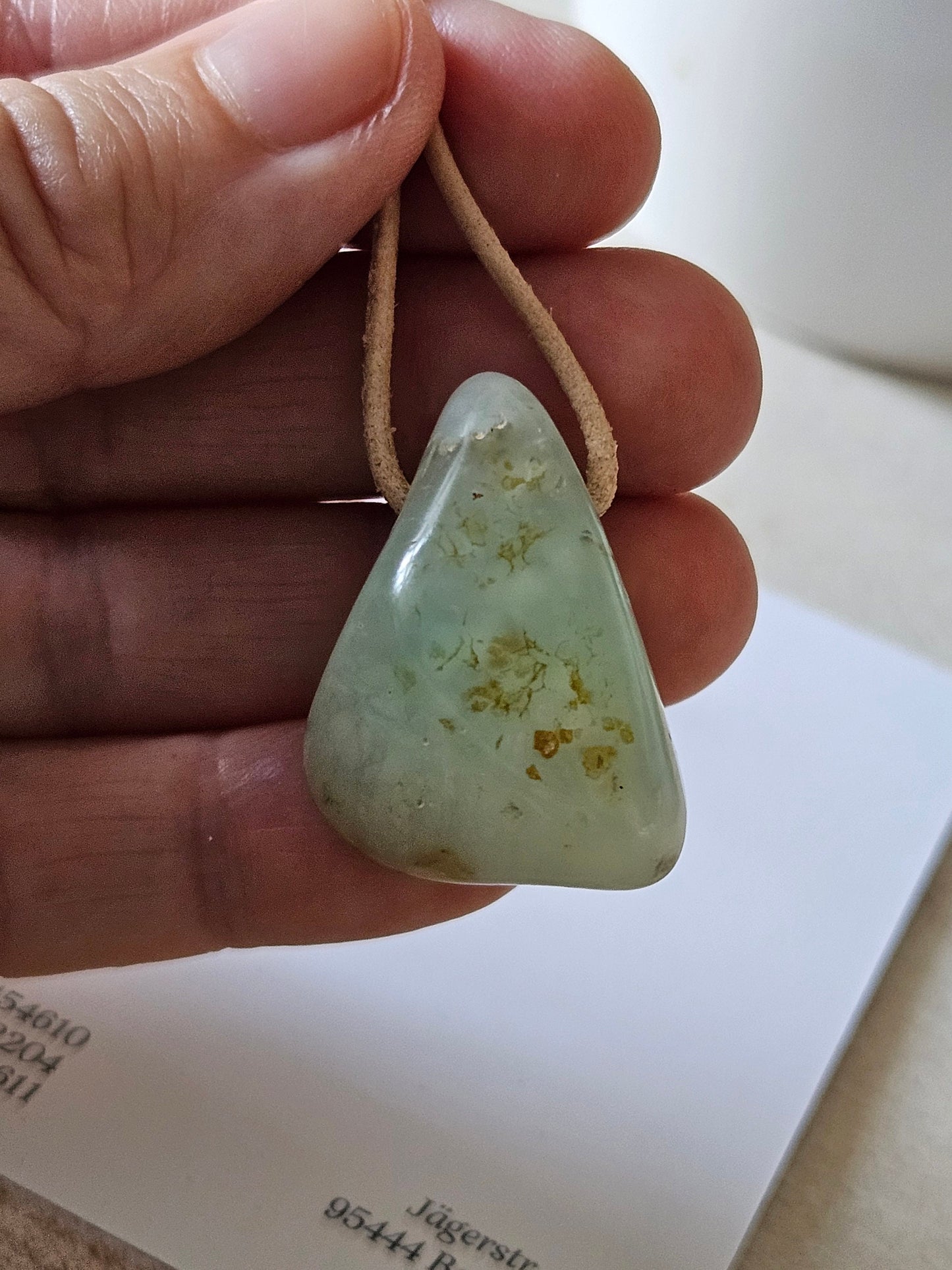 Hübscher Chrysopras Anhänger 35 x 25 x 18 mm, gebohrt, an verstellbarem Lederband