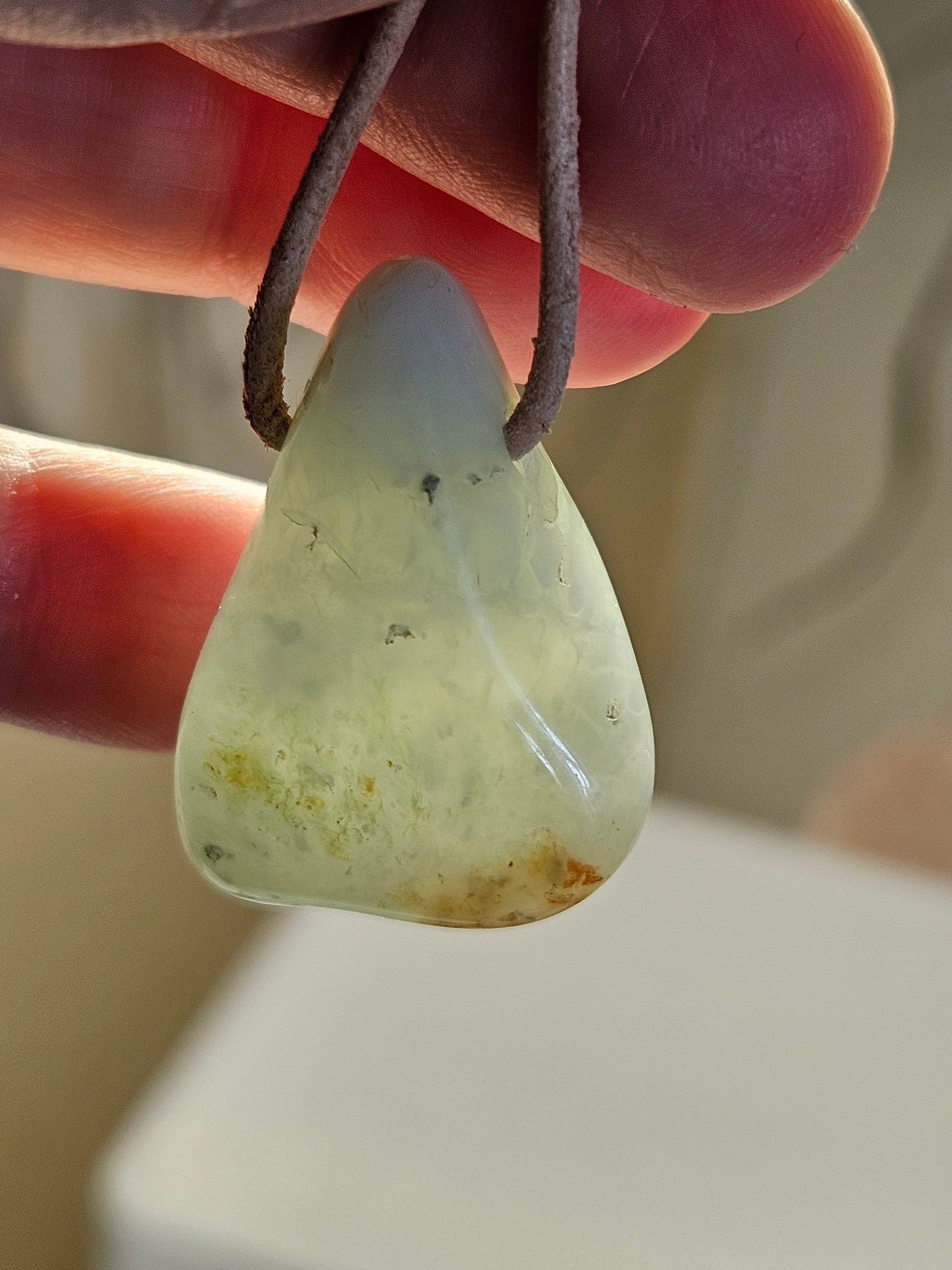 Hübscher Chrysopras Anhänger 35 x 25 x 18 mm, gebohrt, an verstellbarem Lederband