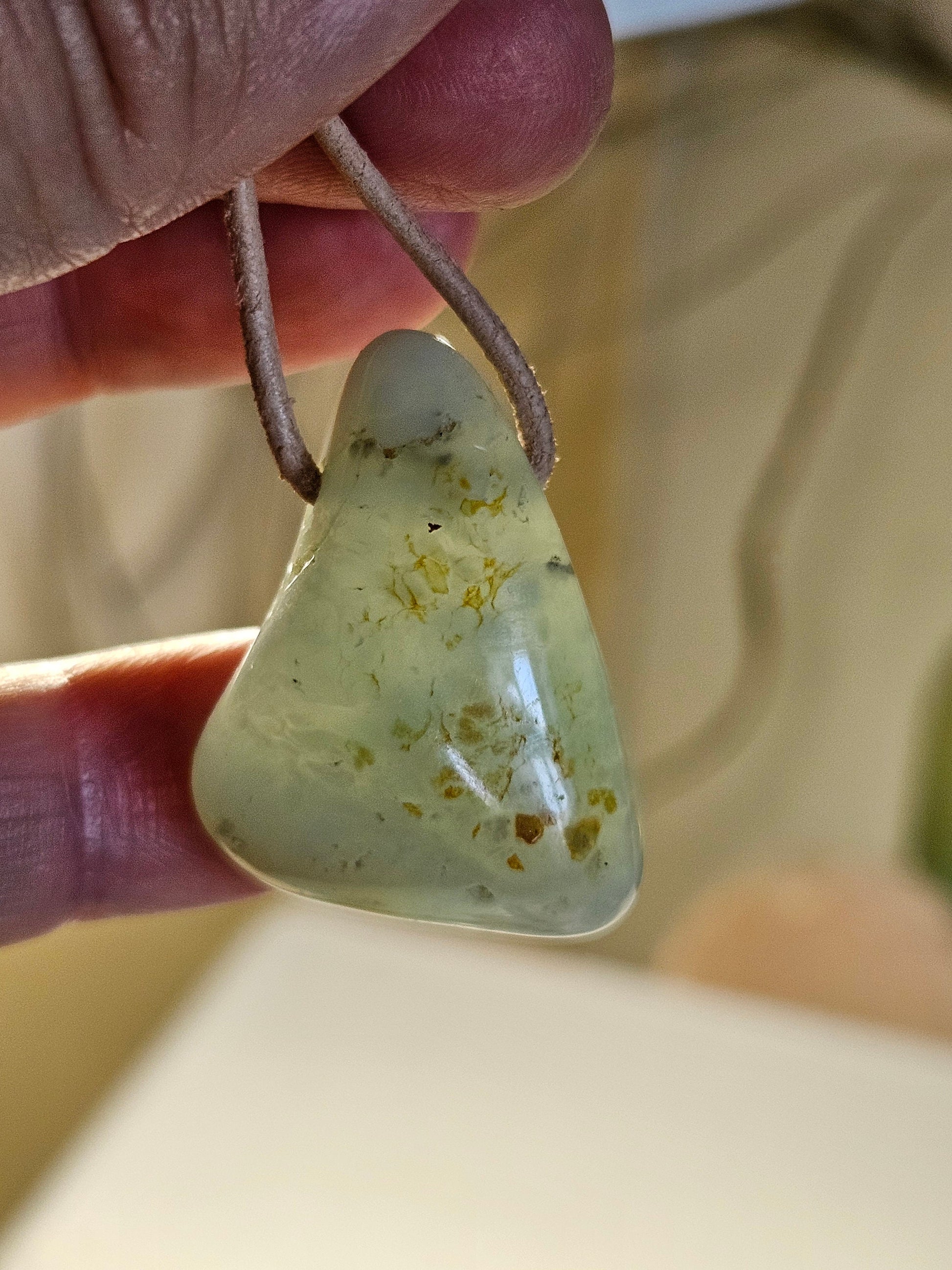 Hübscher Chrysopras Anhänger 35 x 25 x 18 mm, gebohrt, an verstellbarem Lederband