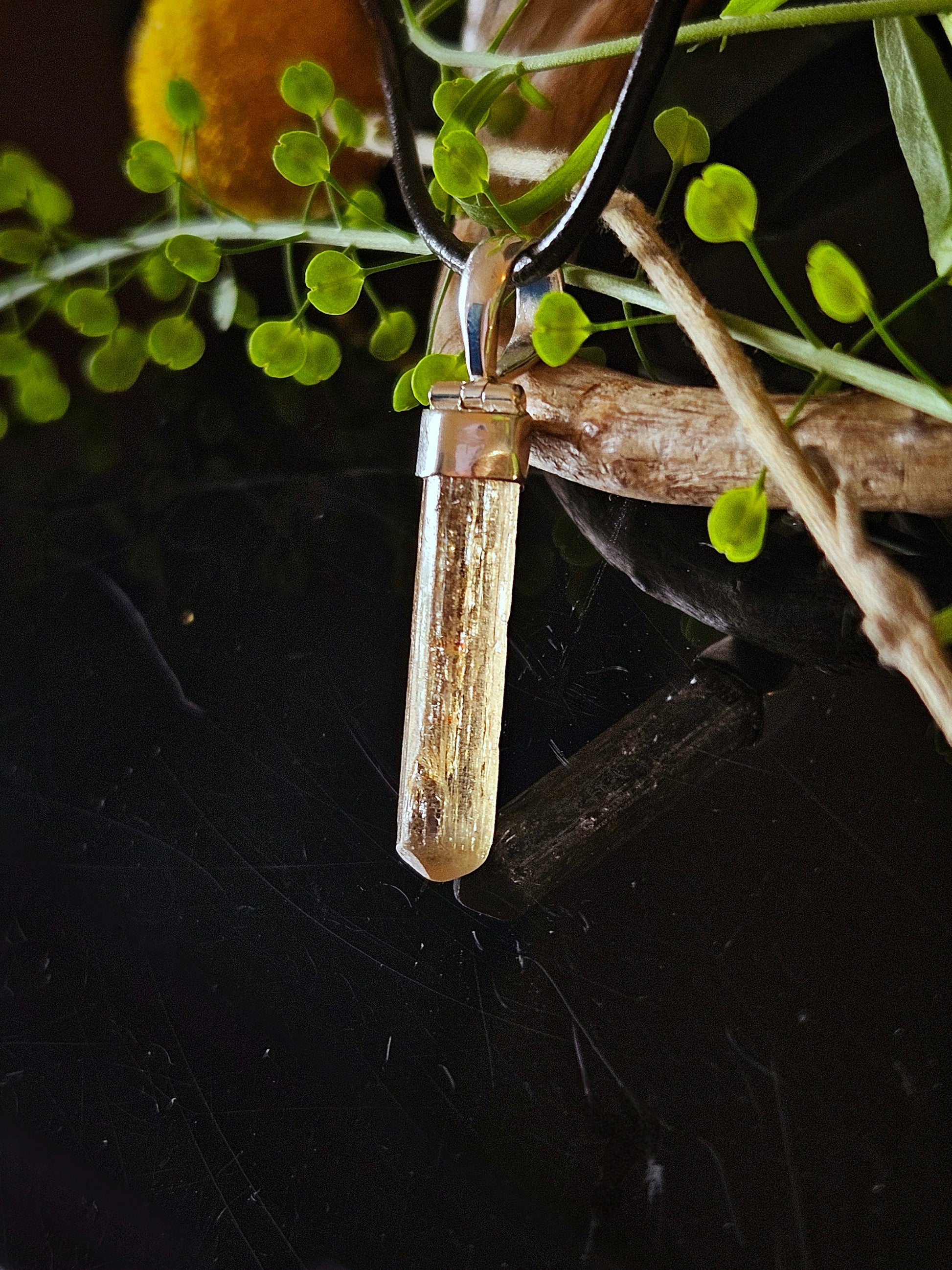 Imperial Topas Rohstein Kristall goldfarben Anhänger, 33 x 8 x 6 mm, an 925er Silber Öse, an verstellbarem Lederband