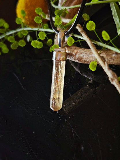 Imperial Topas Rohstein Kristall goldfarben Anhänger, 33 x 8 x 6 mm, an 925er Silber Öse, an verstellbarem Lederband