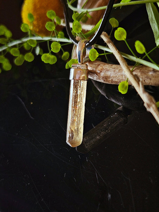 Imperial Topas Rohstein Kristall goldfarben Anhänger, 33 x 8 x 6 mm, an 925er Silber Öse, an verstellbarem Lederband