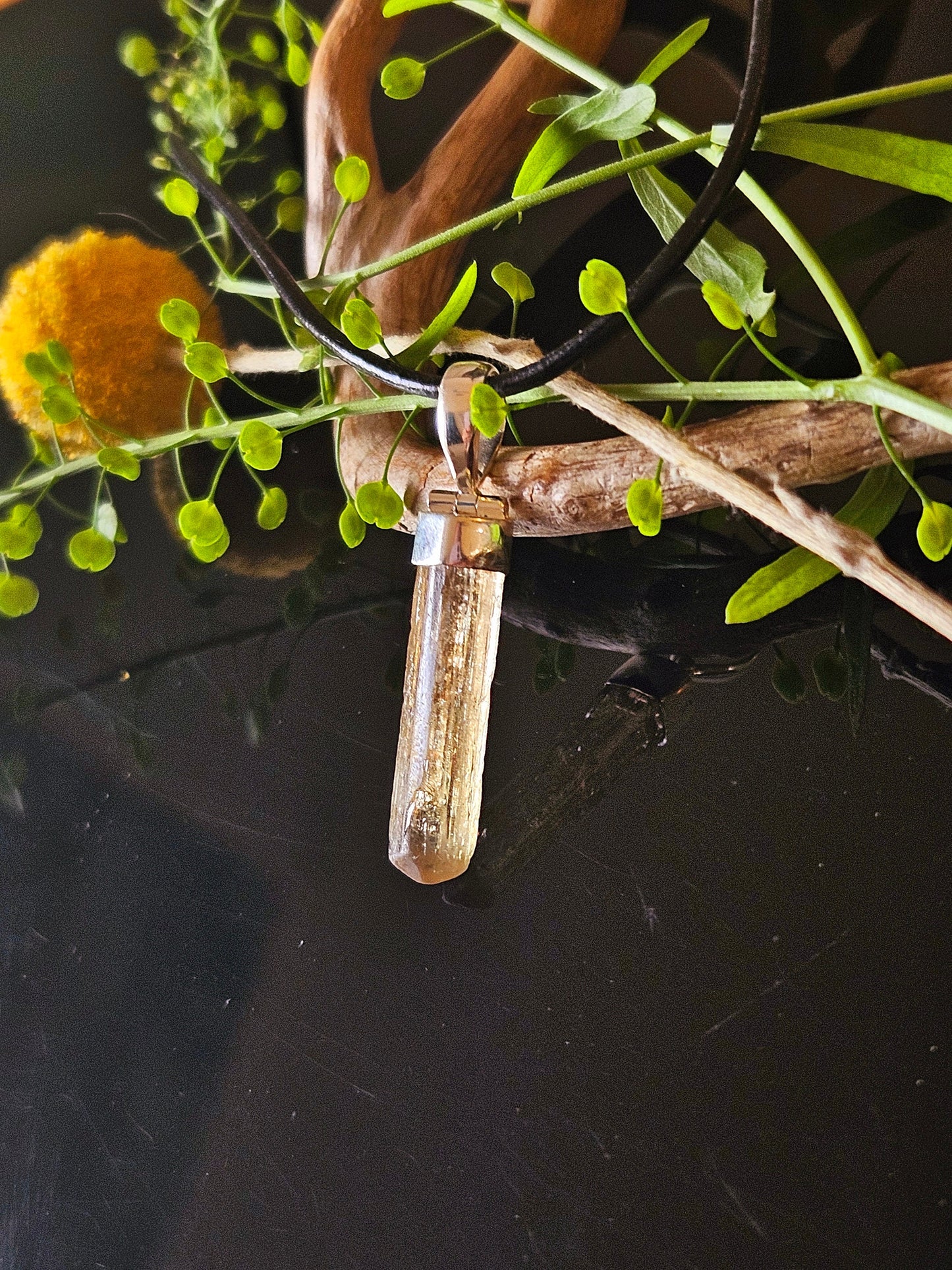 Imperial Topas Rohstein Kristall goldfarben Anhänger, 33 x 8 x 6 mm, an 925er Silber Öse, an verstellbarem Lederband