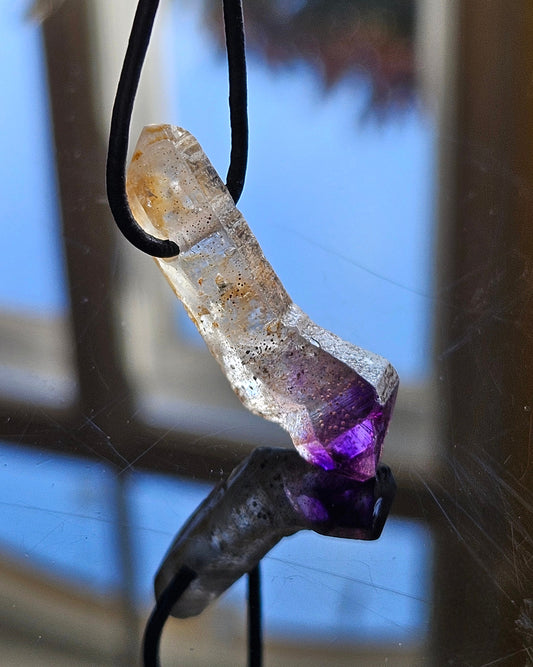 Zepter Amethyst Kristall Spitze Zepteramethyst Rohstein Healing Crystal Heilkristall gebohrt, an verstellbarem Lederband