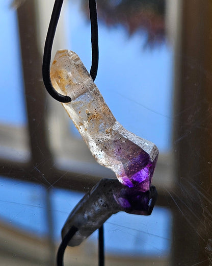 Zepter Amethyst Kristall Spitze Zepteramethyst Rohstein Healing Crystal Heilkristall gebohrt, an verstellbarem Lederband