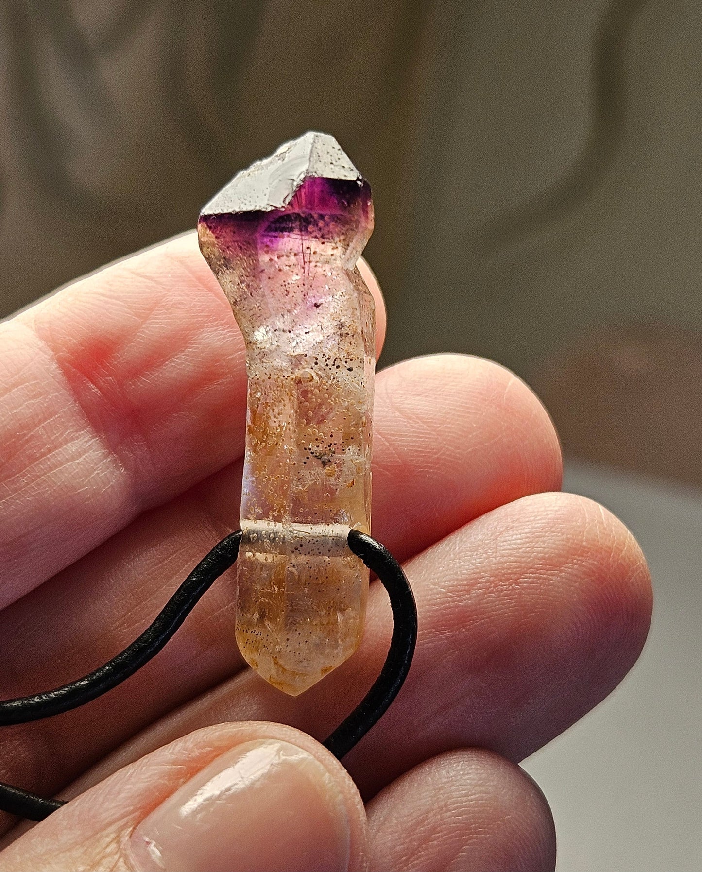 Zepter Amethyst Kristall Spitze Zepteramethyst Rohstein Healing Crystal Heilkristall gebohrt, an verstellbarem Lederband